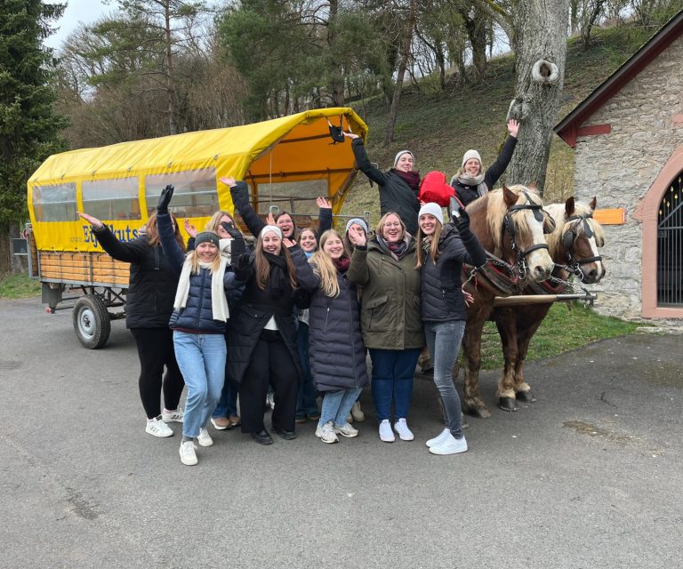 Gruppe bei einer Planwagenfahrt in der Eifel mit Pferden der Eifelkutsche.