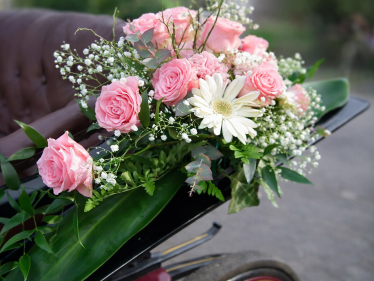 Blumenschmuck an einer Hochzeitskutsche mit Rosen für eine romantische Hochzeitsfahrt in der Eifel